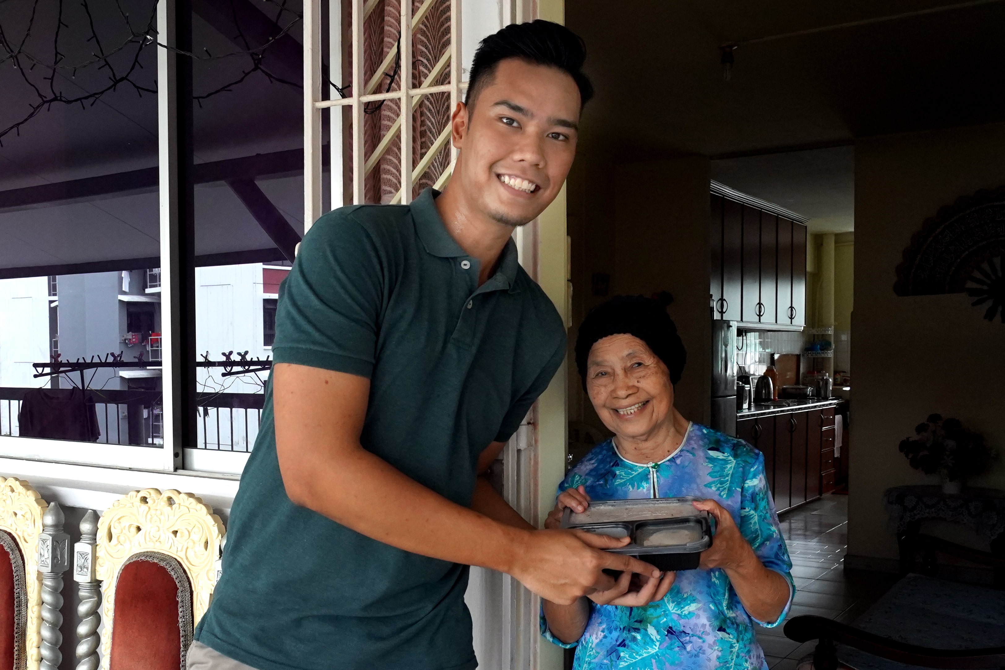 A TOUCH Volunteer delivering food for MOW.