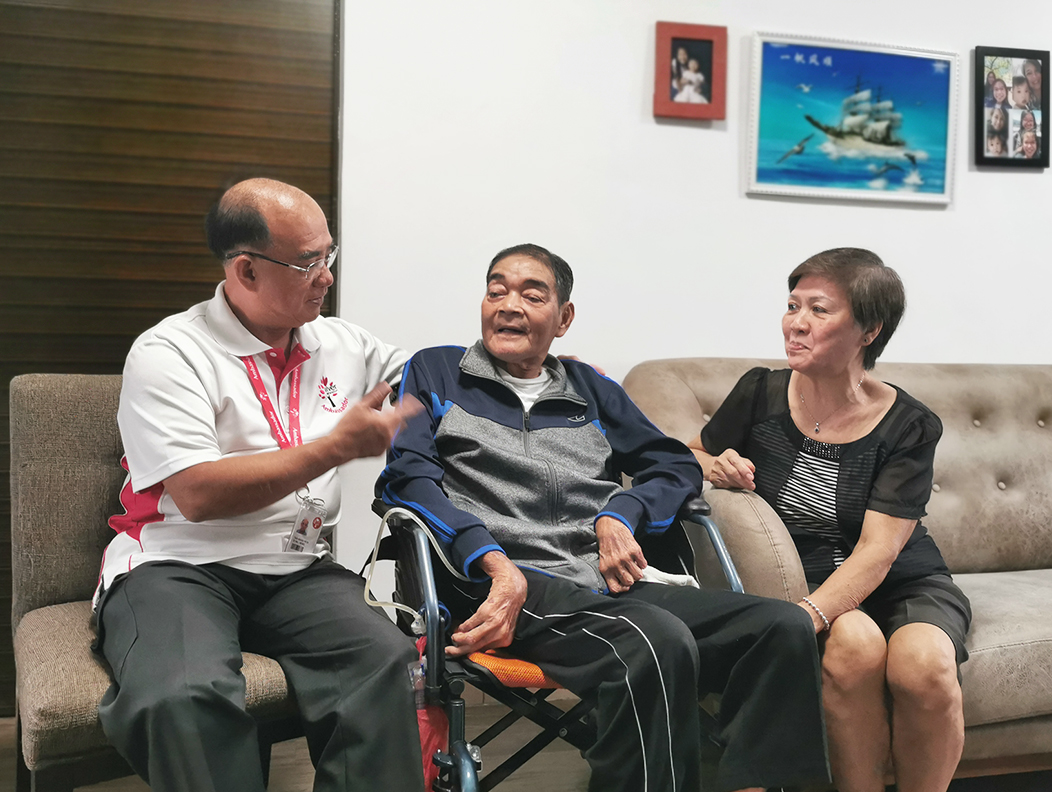 SGO staff, Kang Pick, chatting with the Lims to get a better idea of Mr Lim’s care needs and Mdm Tay’s caregiving challenges.